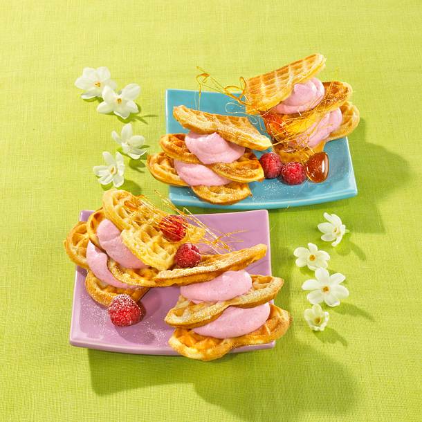 Herzwaffeln mit Himbeersahne und Karamellherzen Rezept