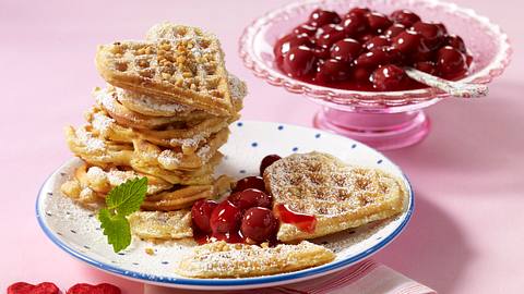 Herzwaffeln mit Kirschkompott Rezept - Foto: House of Food / Bauer Food Experts KG