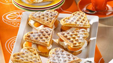 Herzwaffeln mit Mandarinen-Quark Rezept - Foto: House of Food / Bauer Food Experts KG