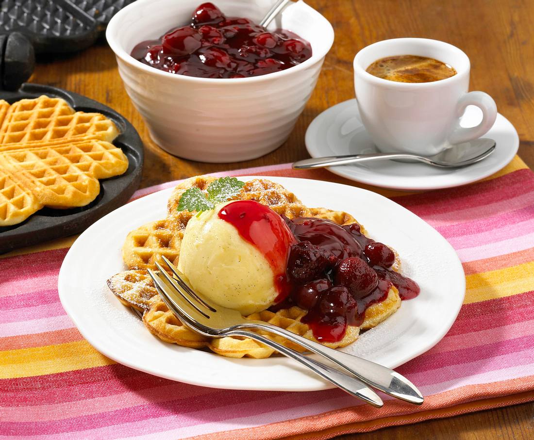 Herzwaffeln mit Rumtopf und Eis Rezept Herzwaffeln mit Rumtopf und Eis Rezept