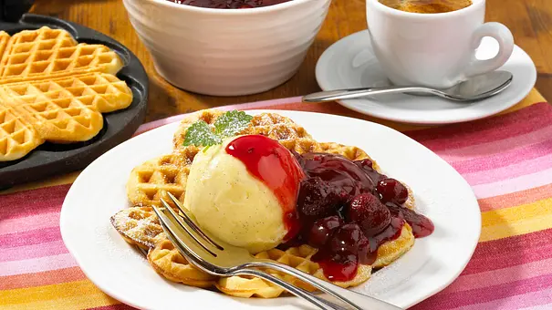 Herzwaffeln mit Rumtopf und Eis Rezept - Foto: LECKER @ Bauer Media Group