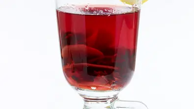 Hibiskustee mit Zitrone und Ingwer (Schlank-Tee) Rezept - Foto: LECKER @ Bauer Media Group