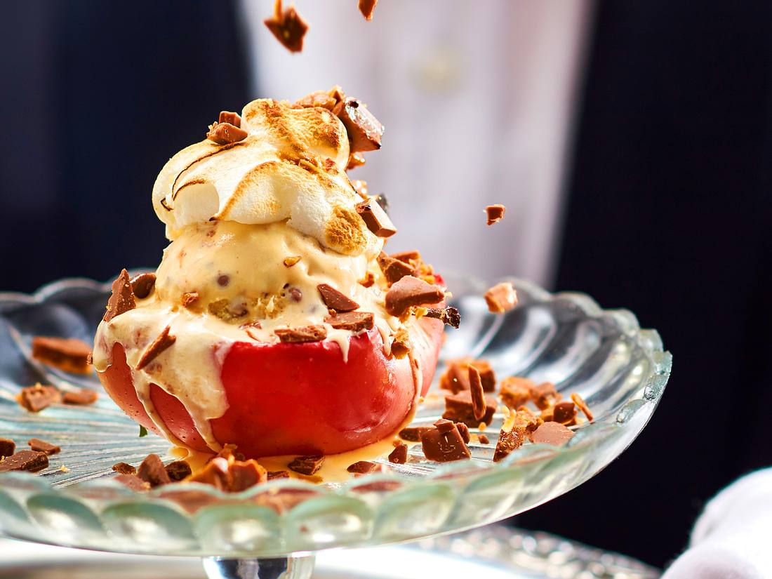 High-Society-Bratapfel mit Eis und Baiserkrönchen Rezept High-Society-Bratapfel mit Eis und Baiserkrönchen Rezept