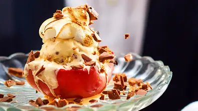 High-Society-Bratapfel mit Eis und Baiserkrönchen Rezept - Foto: LECKER @ Bauer Media Group