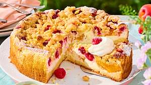 Himbeer-Aprikosen-Cheescake mit Maccadamia-Crunch Rezept - Foto: House of Food / Bauer Food Experts KG