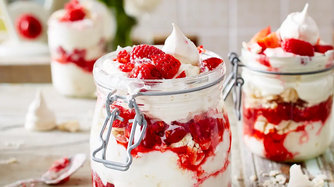 Himbeer-Baiser-Sahne-Traum (Eton Mess) Rezept - Foto: LECKER @ Bauer Media Group Himbeer-Baiser-Sahne-Traum (Eton Mess) Rezept - Foto: LECKER @ Bauer Media Group