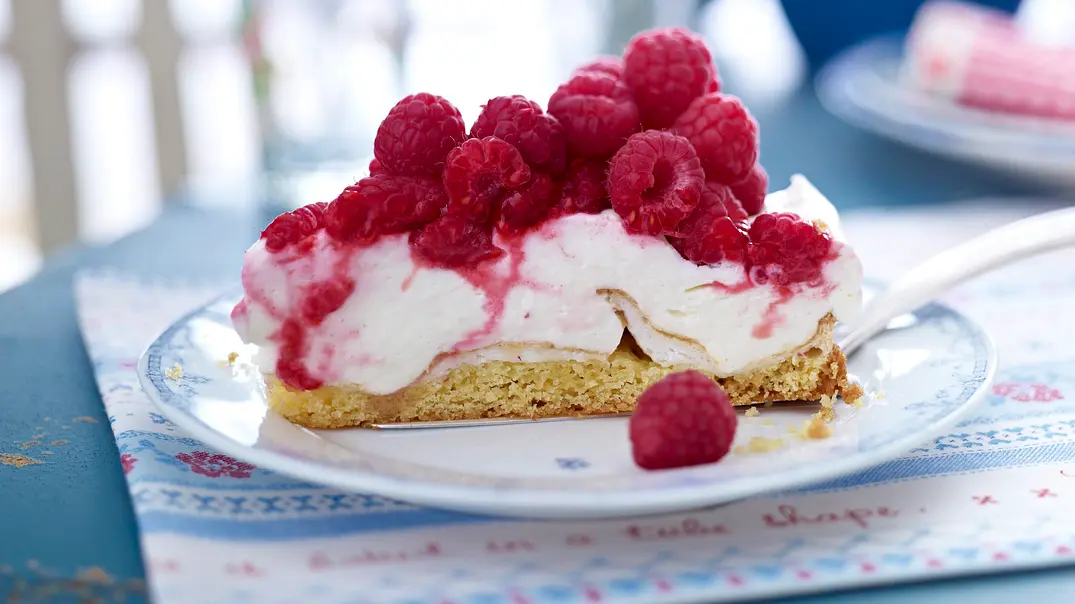 Himbeer-Baiser-Torte mit Sahnequark Rezept - Foto: LECKER @ Bauer Media Group Himbeer-Baiser-Torte mit Sahnequark Rezept - Foto: LECKER @ Bauer Media Group