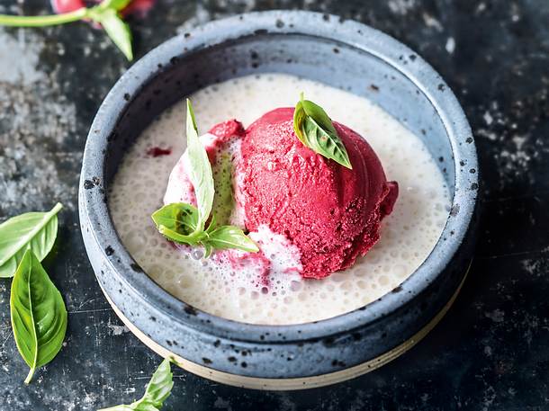 Himbeer-Blitzeis mit Kokosmilch und Basilikum Rezept Himbeer-Blitzeis mit Kokosmilch und Basilikum Rezept