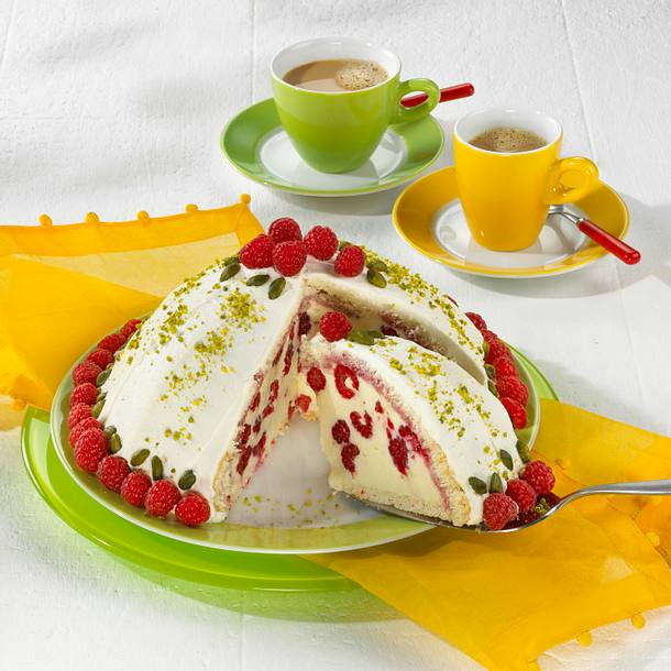 Himbeer-Charlotte mit Pistazien Rezept Himbeer-Charlotte mit Pistazien Rezept