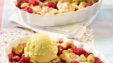 Himbeer-Crumble mit Vanilleeis Rezept - Foto: LECKER @ Bauer Media Group