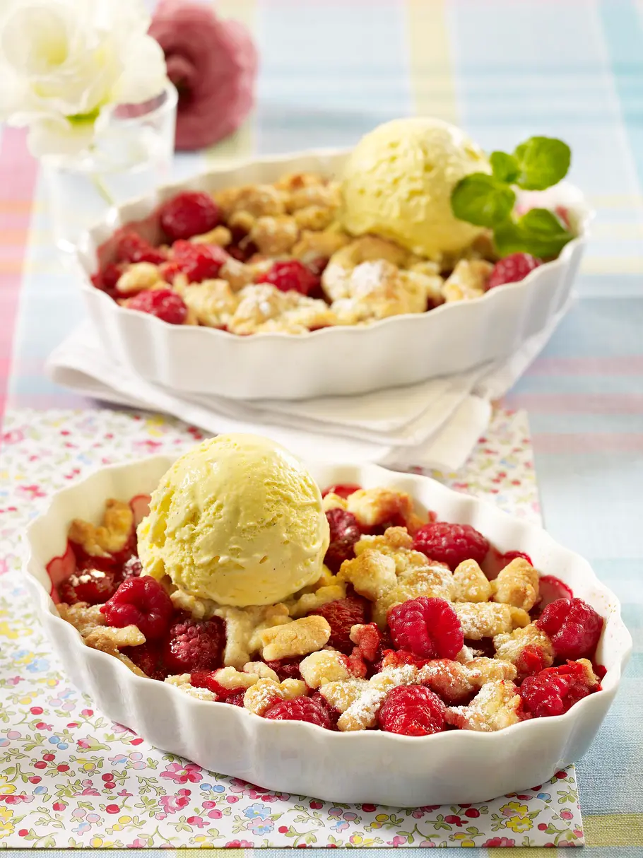 Himbeer-Crumble mit Vanilleeis Rezept Himbeer-Crumble mit Vanilleeis Rezept