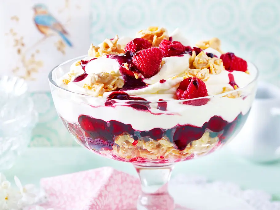 Himbeer-Crunch-Dessert mit Cornflakes, weißer Schokolade und Schmandcreme.