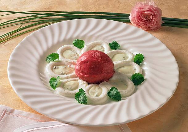 Himbeer-Eis mit Joghurt-Melisse-Soße Rezept Himbeer-Eis mit Joghurt-Melisse-Soße Rezept