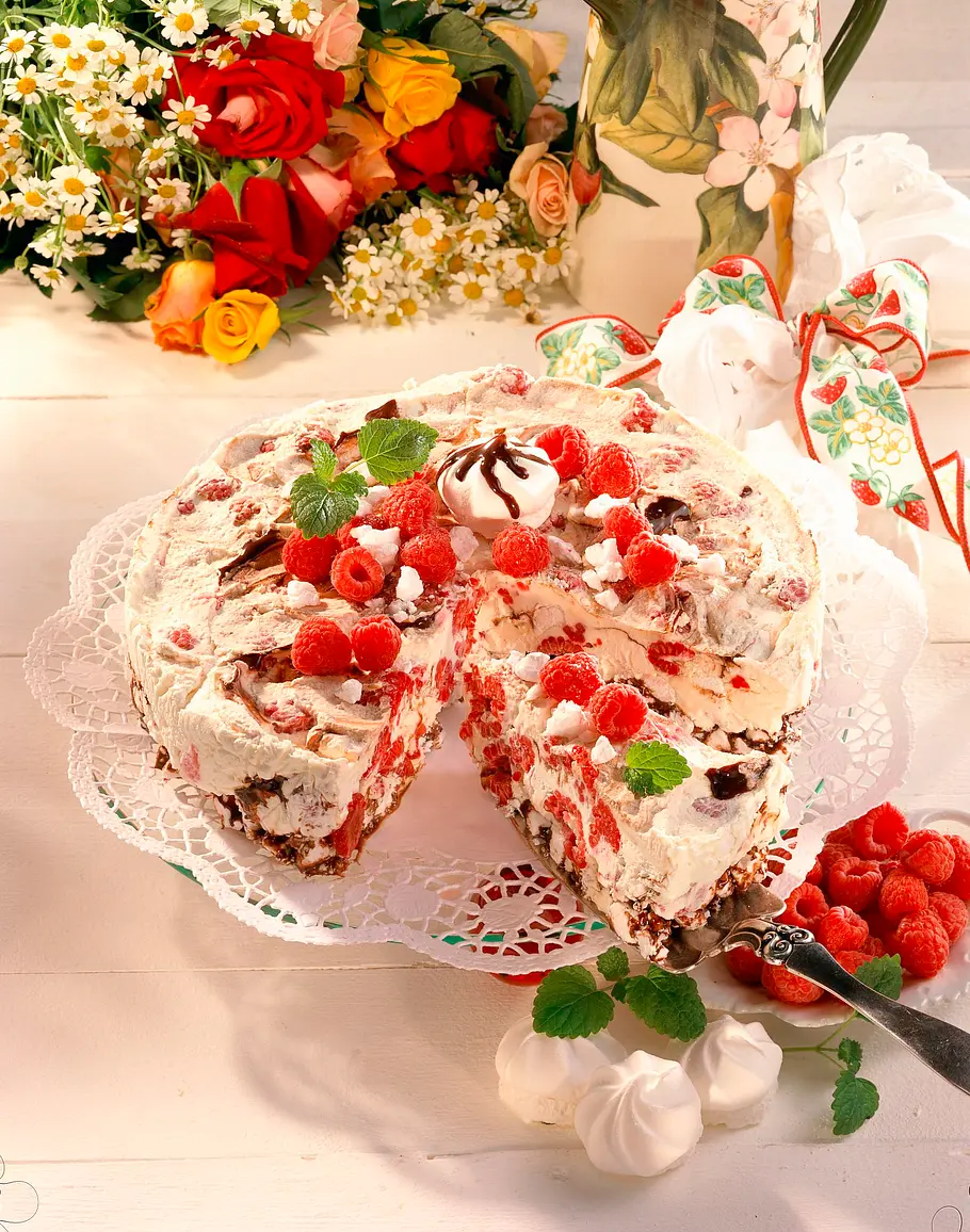 Himbeer-Eistorte mit Baiser Rezept Himbeer-Eistorte mit Baiser Rezept
