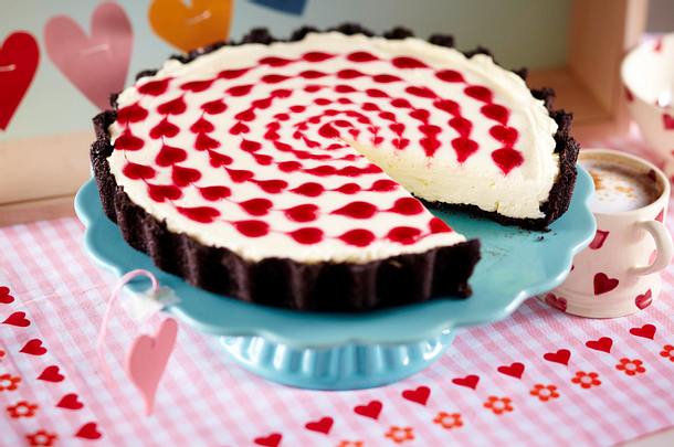 Himbeer-Herzchen-Tarte mit Mascarponecreme und Schokoboden Rezept Himbeer-Herzchen-Tarte mit Mascarponecreme und Schokoboden Rezept
