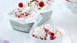 Himbeer-Joghurt-Eis mit Pistazien Rezept - Foto: LECKER @ Bauer Media Group