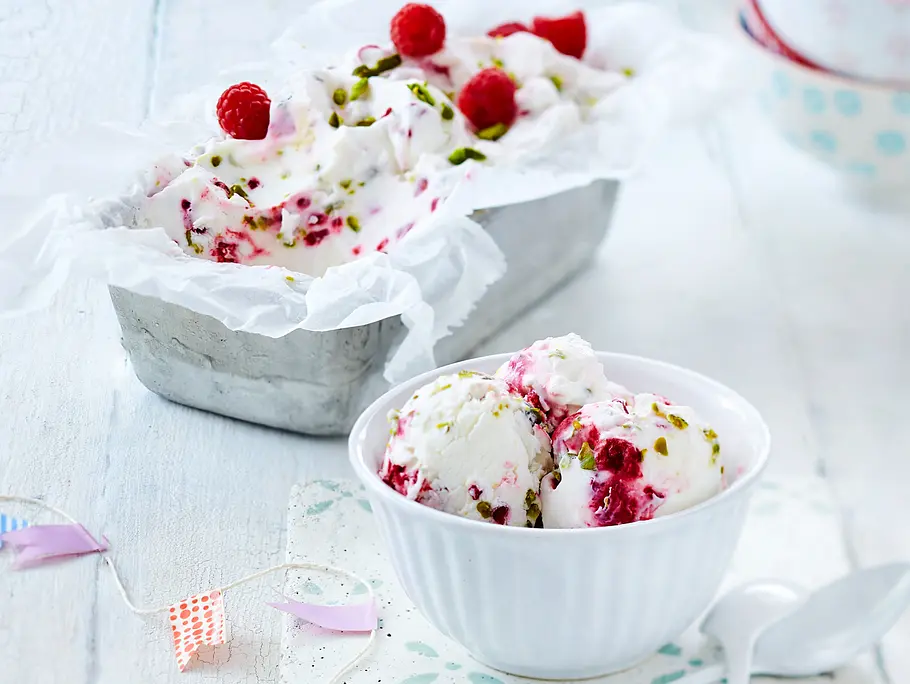 Himbeer-Joghurt-Eis mit Pistazien Rezept Himbeer-Joghurt-Eis mit Pistazien Rezept