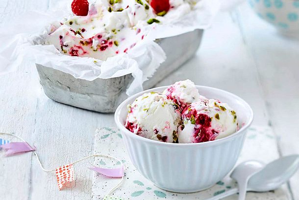 Himbeer-Joghurt-Eis mit Pistazien Rezept