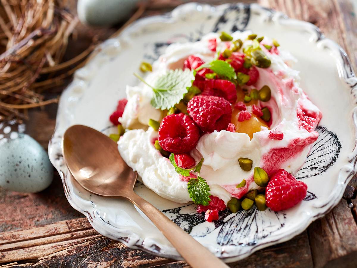 Das Dessert im vegetarischen Ostermenü: Joghurt-Himbeer-Wölkchen