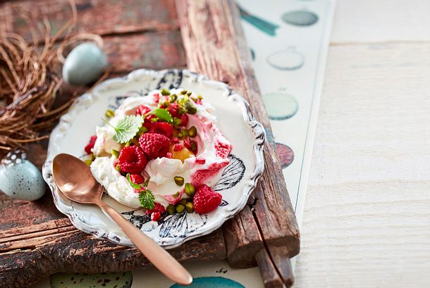 Himbeer-Joghurt-Wölkchen „Sunny side up“ Rezept | LECKER