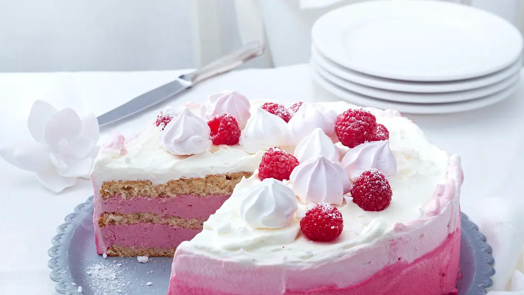 Himbeer-Mandel-Torte mit Ombre-Sahne Rezept - Foto: LECKER @ Bauer Media Group Himbeer-Mandel-Torte mit Ombre-Sahne Rezept - Foto: LECKER @ Bauer Media Group