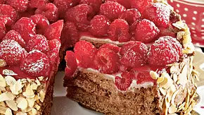 Himbeer-Marzipan-Torte Rezept - Foto: LECKER @ Bauer Media Group Himbeer-Marzipan-Torte Rezept - Foto: LECKER @ Bauer Media Group