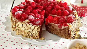 Himbeer-Marzipan-Torte Rezept - Foto: LECKER @ Bauer Media Group Himbeer-Marzipan-Torte Rezept - Foto: LECKER @ Bauer Media Group