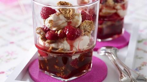 Himbeer-Mascarpone-Schichtspeise mit Amarettini Rezept - Foto: House of Food / Bauer Food Experts KG