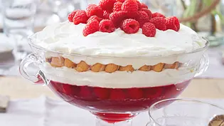 Himbeer-Mascarpone-Trifle Rezept - Foto: LECKER @ Bauer Media Group Himbeer-Mascarpone-Trifle Rezept - Foto: LECKER @ Bauer Media Group