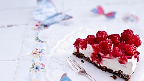 Himbeer-Mascarponekuchen mit Schoko-Crunchie-Boden Rezept - Foto: House of Food / Bauer Food Experts KG