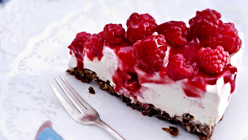 Himbeer-Mascarponekuchen mit Schoko-Crunchie-Boden Rezept - Foto: House of Food / Bauer Food Experts KG
