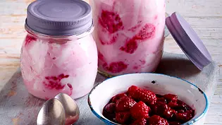 Himbeer-Quark-Swirl Rezept - Foto: LECKER @ Bauer Media Group Himbeer-Quark-Swirl Rezept - Foto: LECKER @ Bauer Media Group