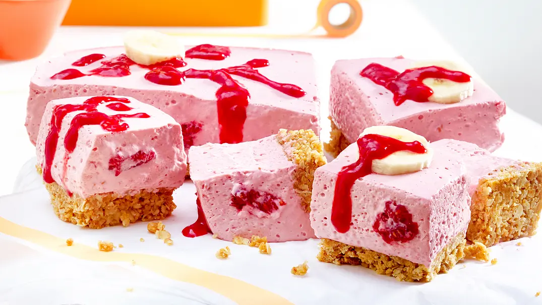 Himbeer-Smoothie-Kuchen Rezept - Foto: LECKER @ Bauer Media Group Himbeer-Smoothie-Kuchen Rezept - Foto: LECKER @ Bauer Media Group