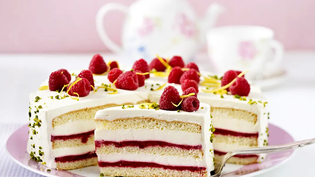 Himbeer-Smoothie-Torte mit Zitronencreme Rezept - Foto: LECKER @ Bauer Media Group Himbeer-Smoothie-Torte mit Zitronencreme Rezept - Foto: LECKER @ Bauer Media Group