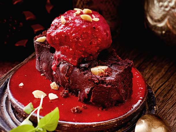 Himbeer-Sorbet auf Macadamia-Brownie Rezept Himbeer-Sorbet auf Macadamia-Brownie Rezept