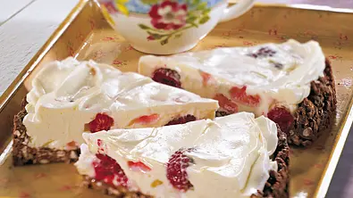 Himbeercremetorte auf Puffreis-Schoko-Boden Rezept - Foto: LECKER @ Bauer Media Group