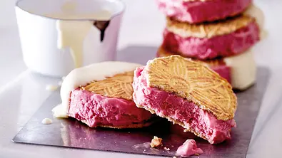 Himbeereis-Sandwich mit Knusperwaffeln Rezept - Foto: LECKER @ Bauer Media Group