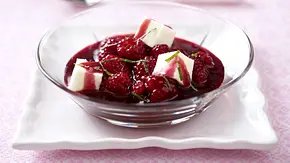 Himbeergrütze mit geeisten Buttermilchwürfeln (Johann Lafer für tina) Rezept - Foto: LECKER @ Bauer Media Group Himbeergrütze mit geeisten Buttermilchwürfeln (Johann Lafer für tina) Rezept - Foto: LECKER @ Bauer Media Group