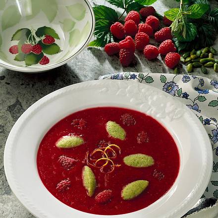 Himbeerkaltschale mit Pistazien-Grießklößchen Rezept Himbeerkaltschale mit Pistazien-Grießklößchen Rezept