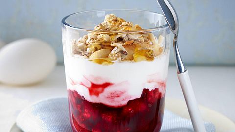Himbeerkompott mit Joghurt und Nussmüsli Rezept - Foto: House of Food / Bauer Food Experts KG