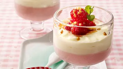 Himbeermousse und weiße Schokosahne mit Krokant Rezept - Foto: LECKER @ Bauer Media Group