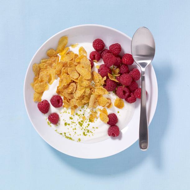 Himbeermüsli mit Cornflakes und Joghurt Rezept | LECKER