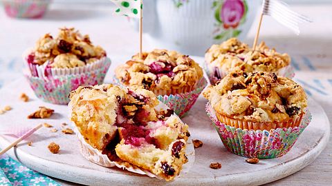 Himbeermuffins mit Müslistreuseln Rezept - Foto: House of Food / Bauer Food Experts KG