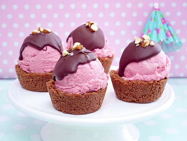 Himbeerparfait-Muffins mit Schokohut Rezept