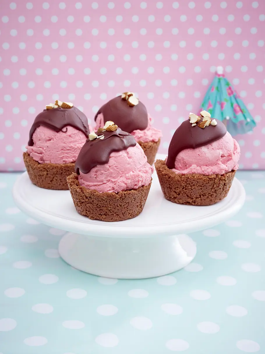 Himbeerparfait-Muffins mit Schokohut Rezept