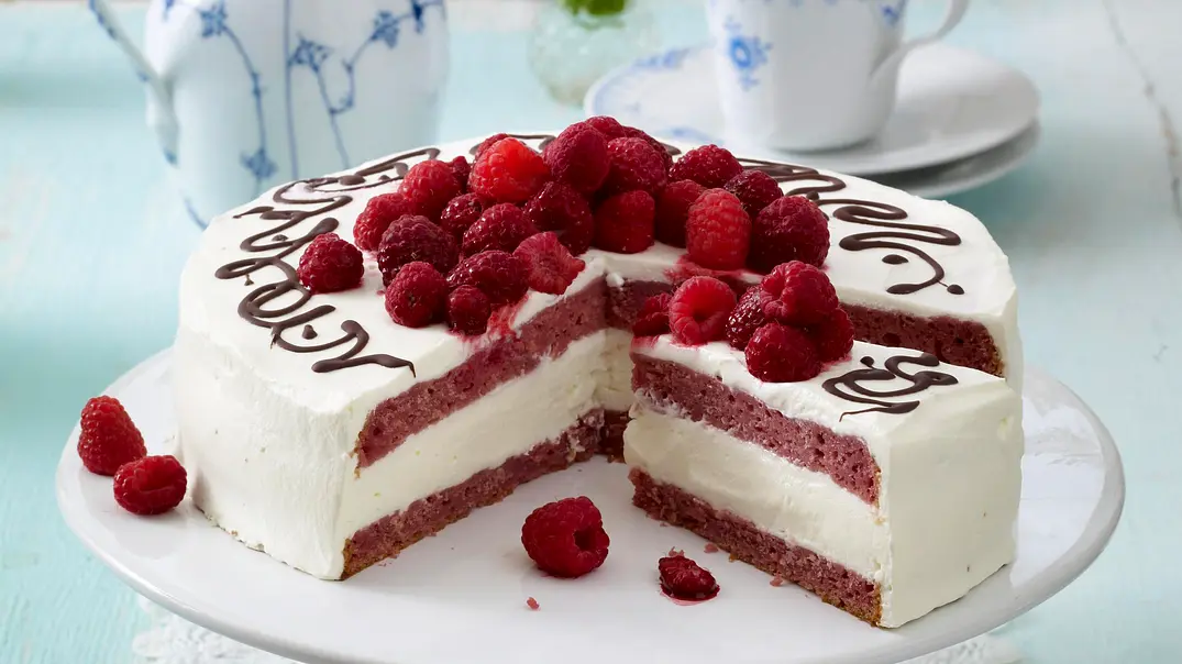 Himbeertorte mit Sahne und Schokolade Rezept - Foto: LECKER @ Bauer Media Group Himbeertorte mit Sahne und Schokolade Rezept - Foto: LECKER @ Bauer Media Group