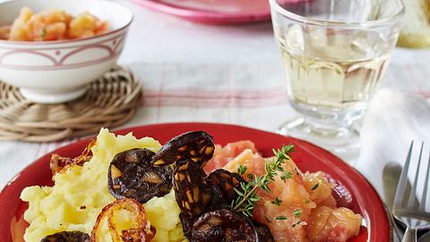 Himmel und Erd mit Blutwurstchips / Apfelkompott Rezept - Foto: House of Food / Bauer Food Experts KG