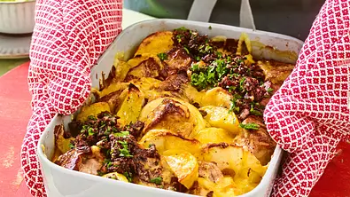 Himmel-und-Erde-Auflauf mit Blutwurststreuseln Rezept - Foto: LECKER @ Bauer Media Group