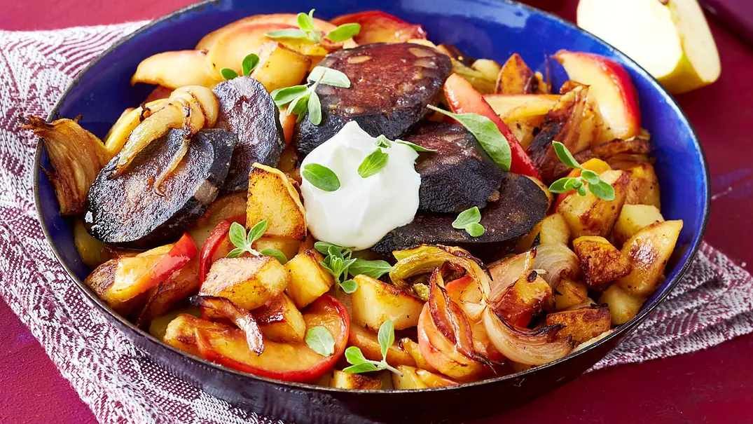 Himmel und Erde aus der Pfanne mit gebratener Blutwurst Rezept - Foto: LECKER @ Bauer Media Group