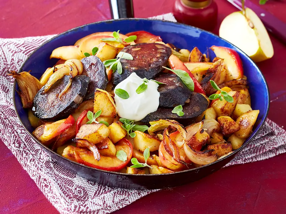 Himmel und Erde aus der Pfanne mit gebratener Blutwurst Rezept Himmel und Erde aus der Pfanne mit gebratener Blutwurst Rezept